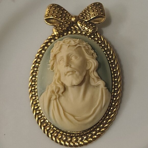Jesus Christ Cameo Brooch Pendant Religious Pin Cream Frosted Green Gold Tone - Picture 3 of 6